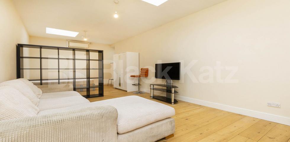 Large studio flat located within a gated development High Street , Hornsey 